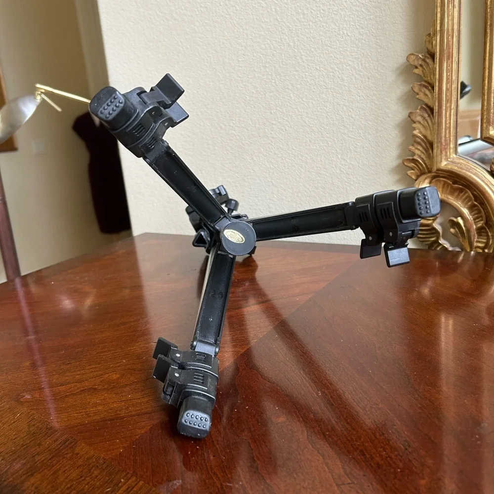 Maxell camera tripod with extendable legs